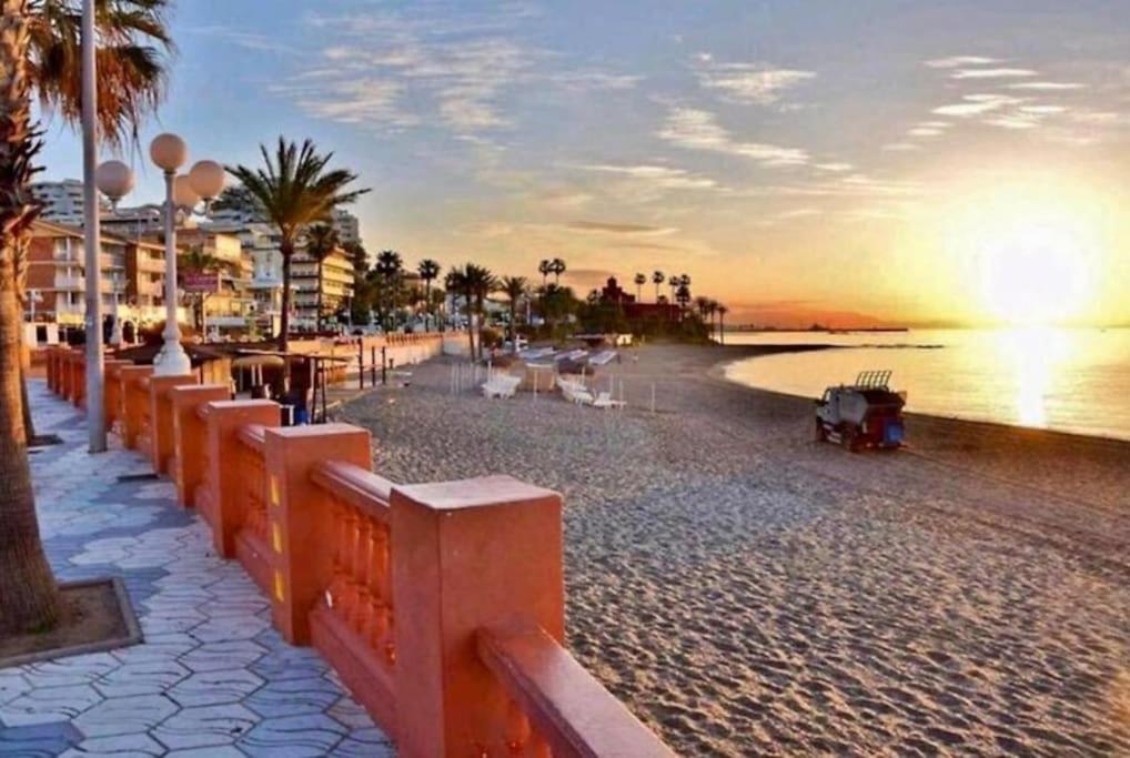 Benalbeach. 1º Linea De Playa. Benalmadena Luaran gambar